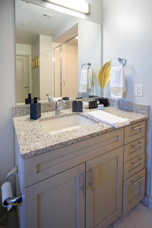1Bd Nestled Uptown Apartment Шарлът Екстериор снимка
